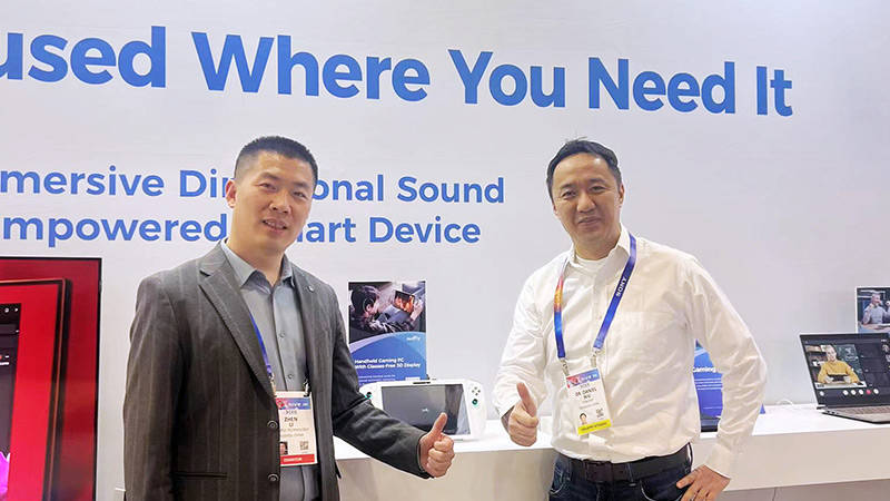 机3D One 搭载清听声学定向扬声器聚音屏技术PP电子模拟器试玩CES 2025 腾讯游戏掌(图3)